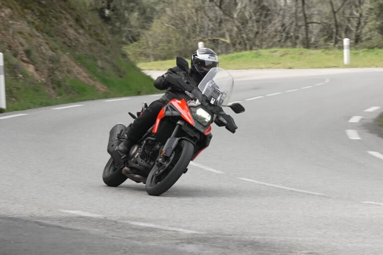 La V-Strom 1050SE remporte le comparo trail de Moto Journal !