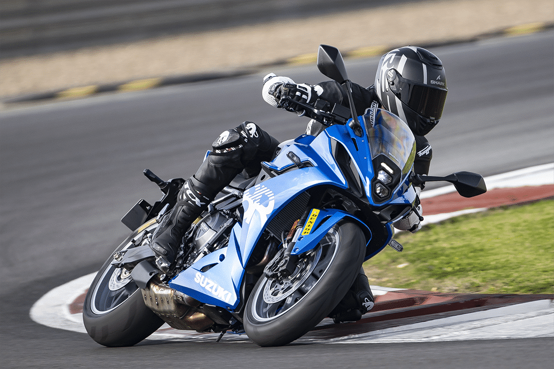 Suzuki_8R_Action_R3JM0330.png