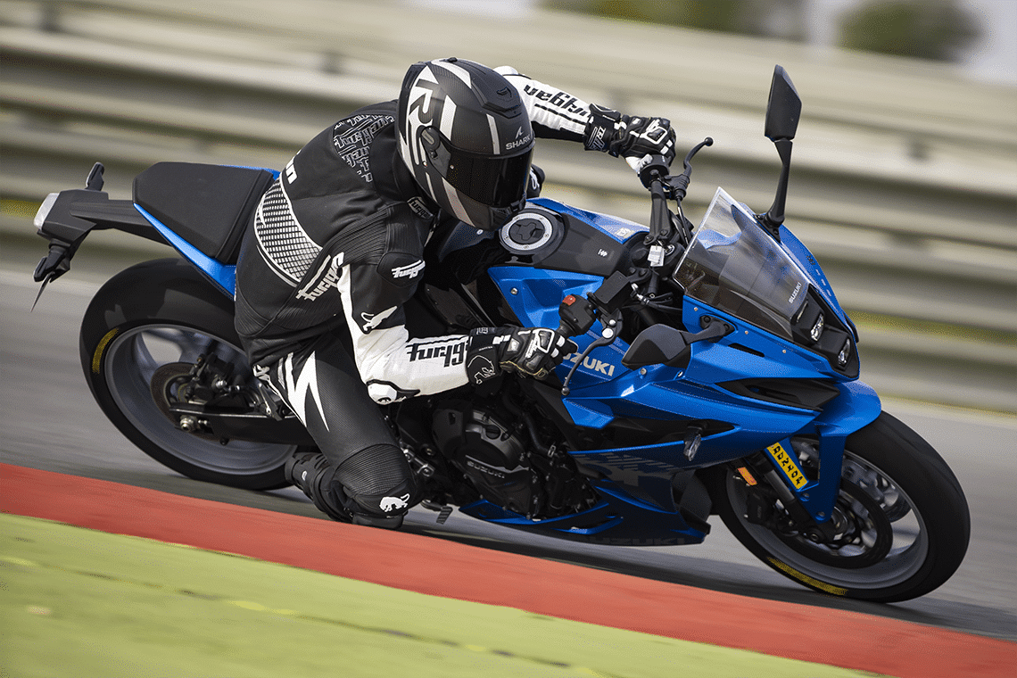 Suzuki_8R_Action_R3JM0634.png