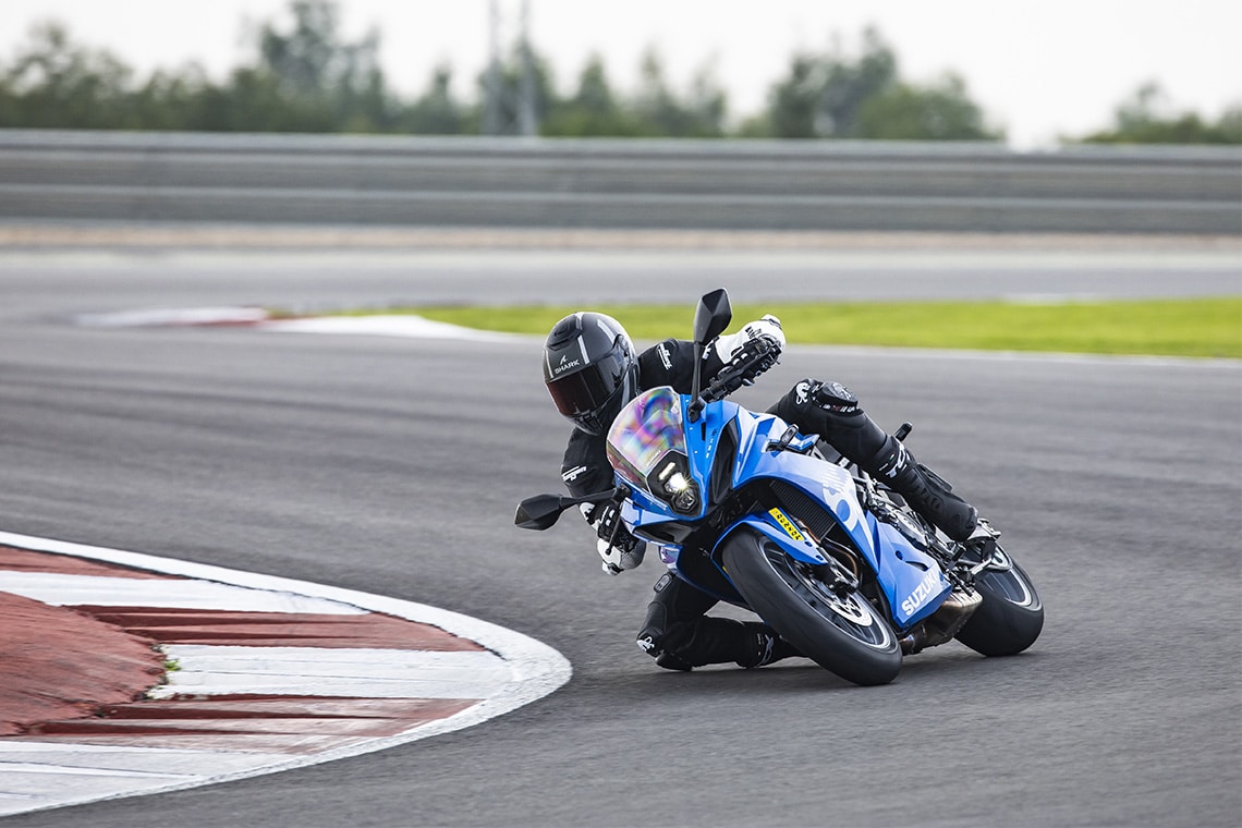 Suzuki_8R_Action_R3JM0735.jpg